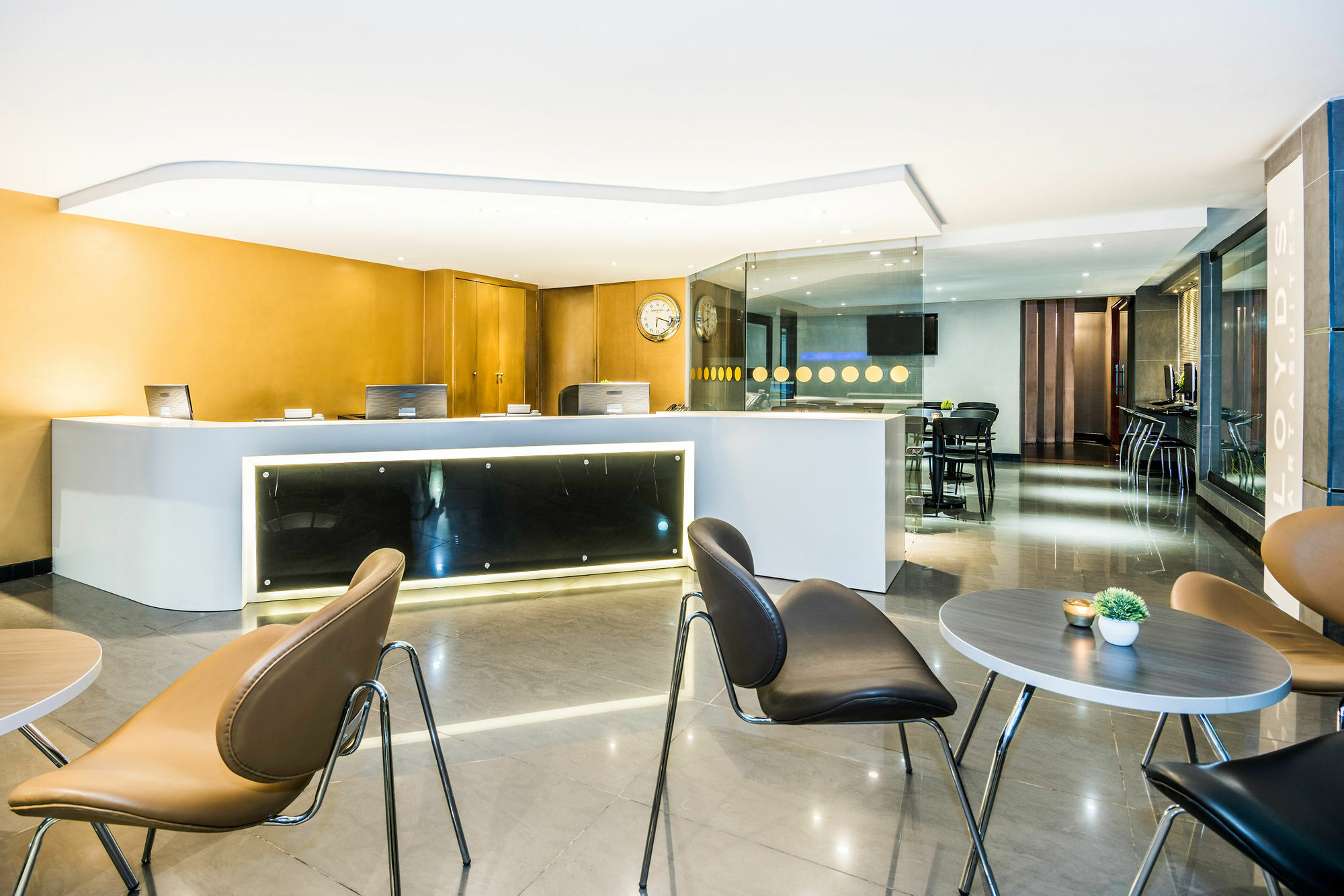 Appart hôtel Lloyds Apartasuites Parque 93 4*