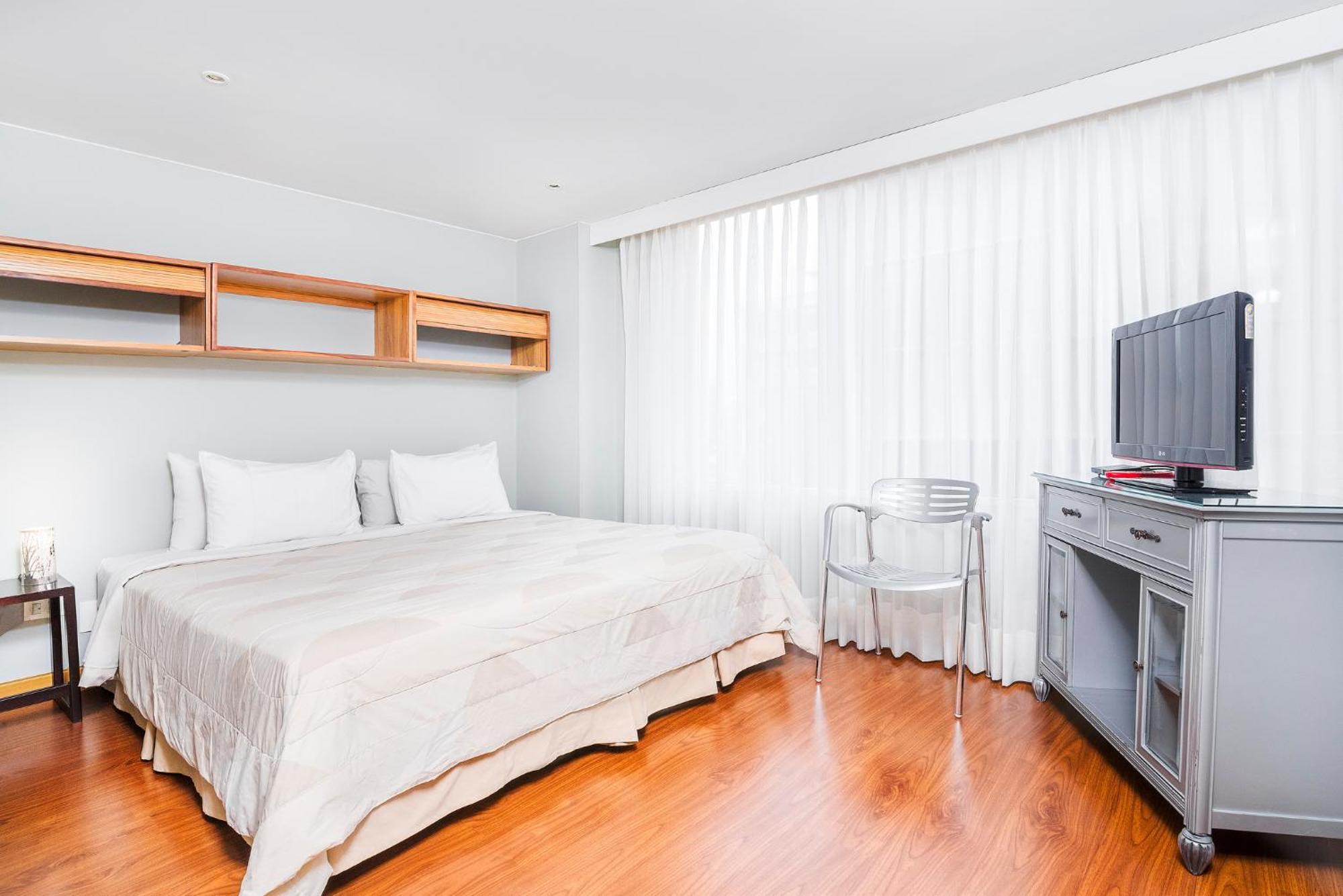 Lloyds Apartasuites Parque 93 Apartahotel
